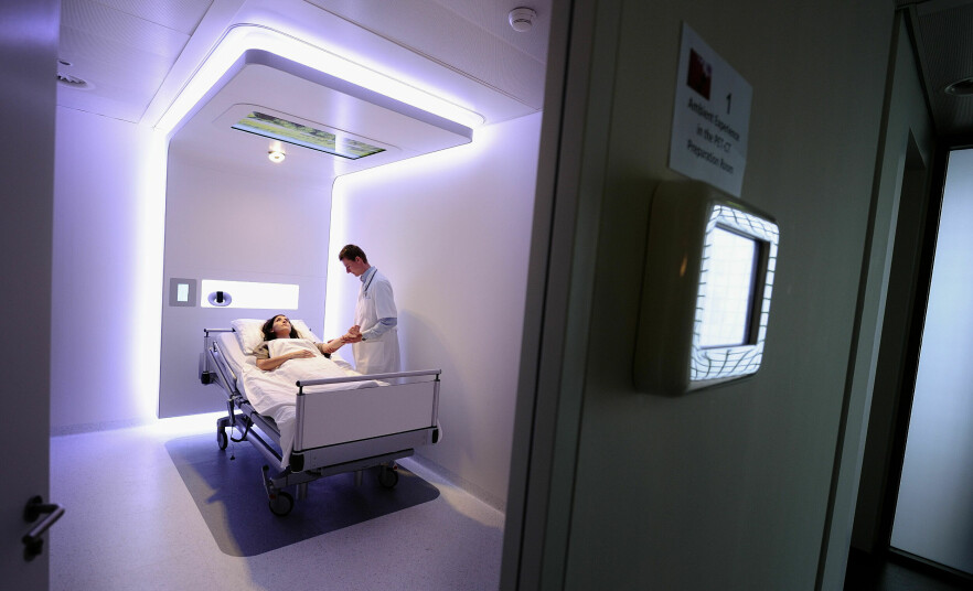 Philips sliter. Her fra Dutch Royal Philips Electronics Hospital-forskningsanlegget i Eindhoven. 📸: AFP / NTB