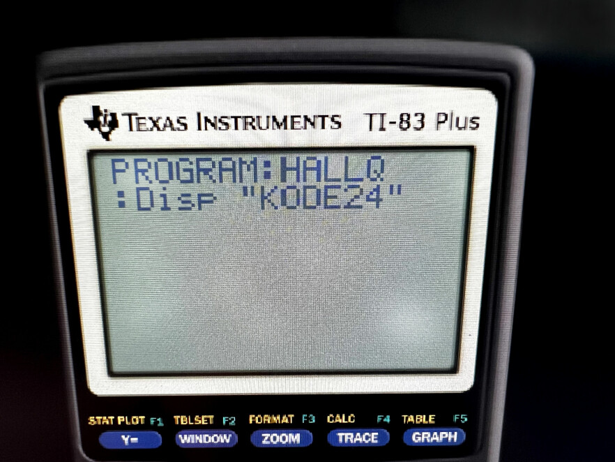 Gjennom The Internet Archive får du nå gjort et gjensyn med kalkulatoren mange av oss brukte på videregående skole, Texas Instruments TI-83. Som blant annet støtter programmering i BASIC. Det er riktignok ikke alltid like lett å treffe de riktige bokstav-tastene. 📸: Jørgen Jacobsen