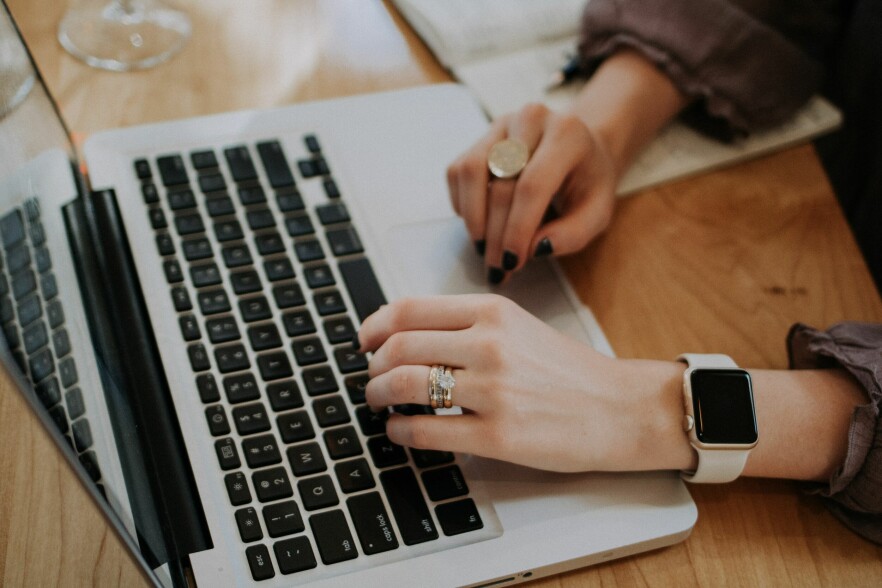 Versjon 5.0 av TypeScript har blitt raskere og fått støtte for en masse ny funksjonalitet. 📸: Christin Hume / Unsplash