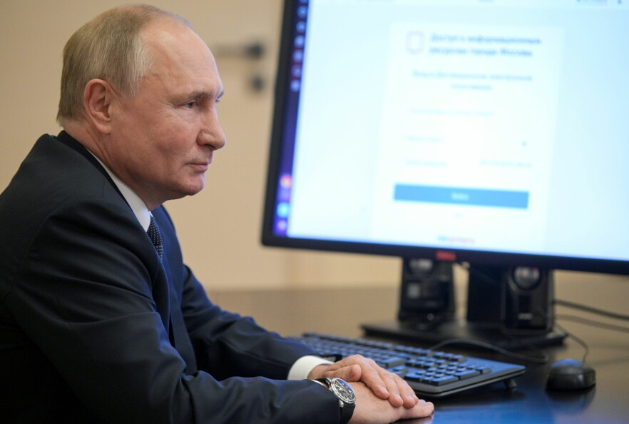 Det er sannsynlig at de prorussiske aktivistiske gruppene vil være motivert til å angripe mål i Vesten og i Danmark så lenge den aktuelle krisen mellom Russland og Vesten pågår, heter det i den siste vurderingen fra CFCS. 📸: Sputnik/Alexei Druzhinin/Kremlin via Reuters