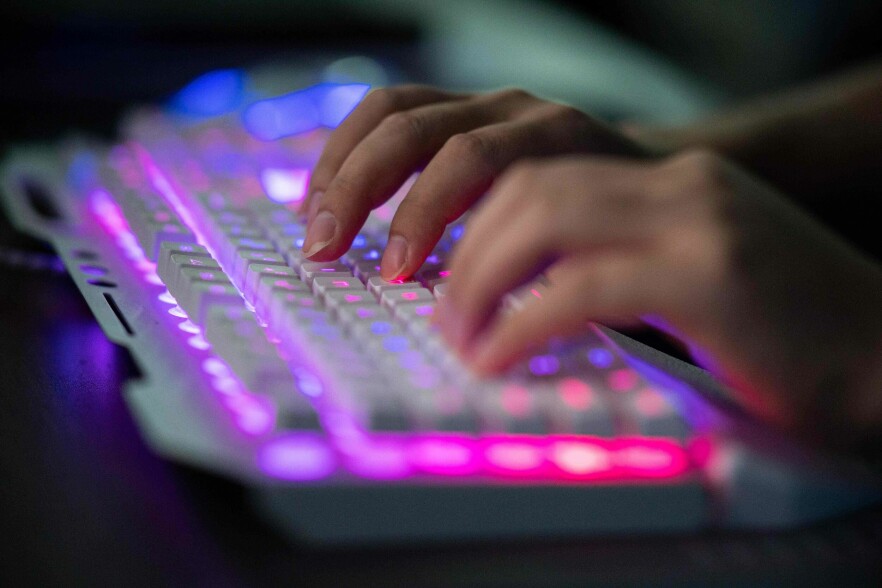 Utviklere sto for både de best og dårligst betalte utlyste stillingene på det mørke nettet. Lønnen går fra 200 dollar til hele 20.000 dollar i måneden, viser Kasperskys rapport. 📸: Nicolas Asfouri / AFP