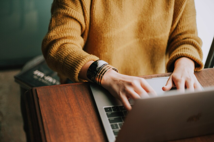 - Jeg merker at det er en kultur og et språk i bransjen som kan gjøre det vanskelig å være annerledes, så jeg holder litt lav profil, sier 'Anne'. Dette er et illustrasjonsfoto. 📸: Christin Hume / Unsplash