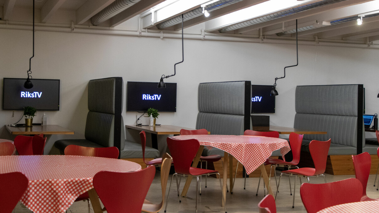 TV-er er viktig i RiksTV, og i tillegg til en storskjerm i kantinen finner du også en masse mindre TV-er rundt omkring i lokalene. Her fra kantinen. 📸: Kurt Lekanger