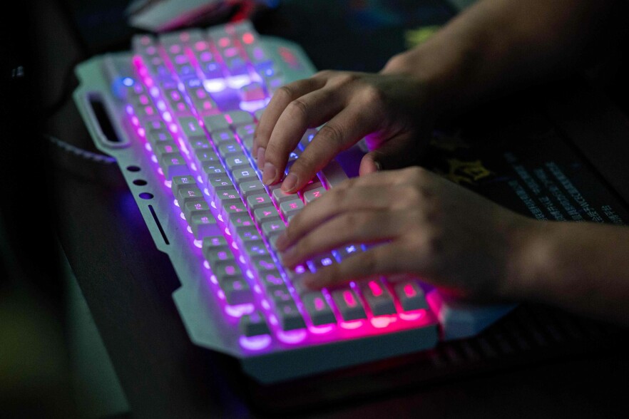 Det finnes en rekke programmer som tilbyr belønning mot at du finner sårbarheter. 📸: Nicolas Asfouri / AFP)