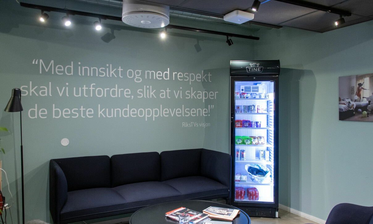 En av flere sosiale soner. Du finner alltid ett eller annet i kjøleskapet hvis du skulle bli småsulten utpå ettermiddagen. 📸: Kurt Lekanger