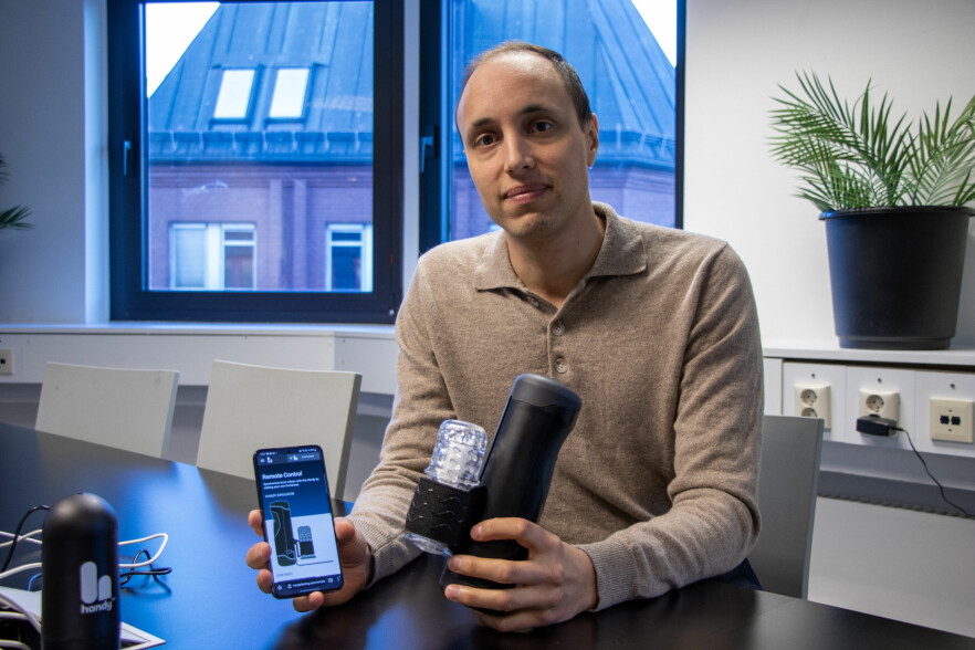 Alexander Bjørkmann er en av Handy-gründerne, og både koder og designer hardware selv. I motsetning til da han startet opp, har han nå hjelp fra andre utviklere. 📸: Kurt Lekanger