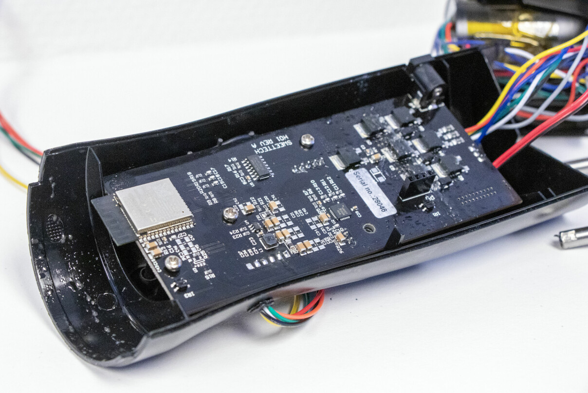 En ESP-32 SOC (den store brikken øverst til venstre) er 'hjernen' i The Handy, og inneholder både CPU, Wi-Fi og Bluetooth-modul. 📸: Kurt Lekanger