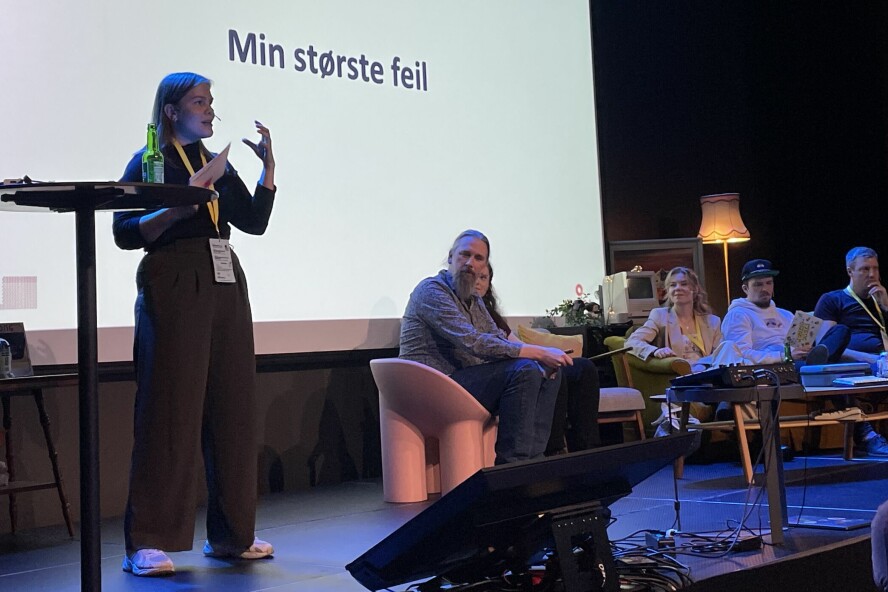 Her står Sandra på scenen og holder lyntalen 'Det går over med erfaring, sa utviklere. Jeg valgte psykologtimer i stedet'. 📸: Mattis Vaaland