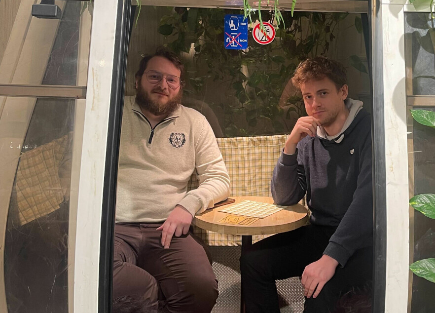 Mikael Ødegaard og Victor Larsen fikk begge jobb hos W3Schools etter å ha vært gjennom Kodehodes utviklerkurs. 📸: Privat