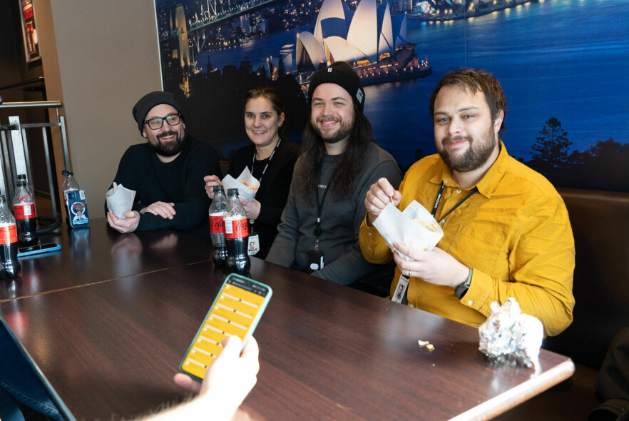 Robin Augustin Hansen og resten av gjengen i Drammen Kebab Rangers samles siste fredag i hver måned for å rangere byens kebaber. 📸 : Sopra Steria