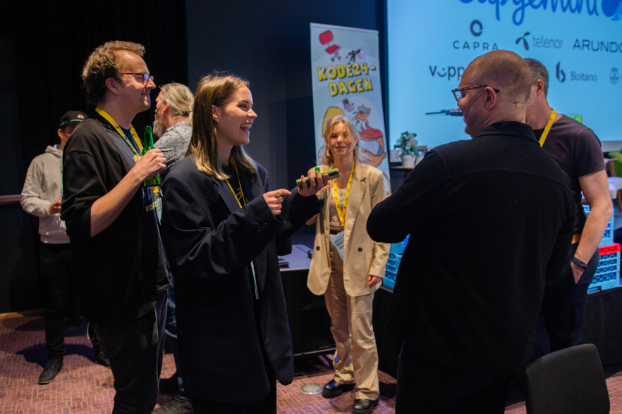 Her har vi endelig gått over til kveldsprogrammet på kode24-dagen, like før lyntaler-runda starter, og før quizzen som fulgte. Ble det for mye fokus på oss i kode24? Ja, mener et mindretall, som vi henger oss opp i, selvfølgelig. 📸: Shawn Arvind