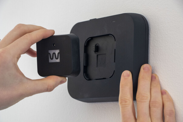 Dette er en av sensorene som måler lydnivå, og som klarer å forstå hvilken lyd som kommer fra mennesker, fra bakgrunnsstøy eller fra musikkanlegget. Den store enheten er en valgfri batteripakke som øker batteritiden fra 1 måned til 1 år. 📸: Kurt Lekanger
