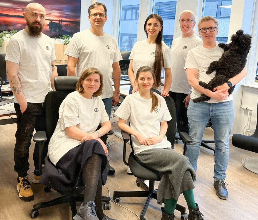 Caddiesoft har flyttet ansatte fra Ukraina til Norge som en følge av krigen. Her ukrainske Stanislav, Tetiana, Vladislav, Nina, Natalia, norske Sveinung, Øystein og hunden Teo. 📸: Caddiesoft