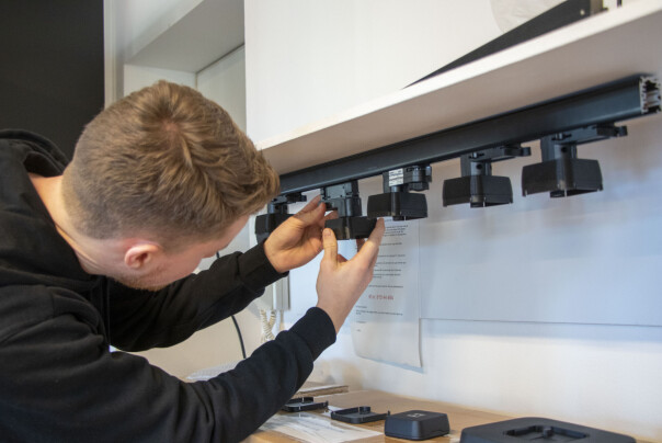 For å slippe oppladbare batterier, ser Waved-teamet på muligheten for å hente strøm til sensorene fra lysskinnene som befinner seg i så godt som alle restaurantlokaler. 📸: Kurt Lekanger