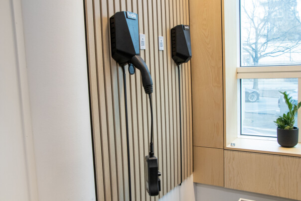 To elbilladere befinner seg på veggen inne på kontoret, rett bak der utviklerne sitter. 📸: Kurt Lekanger