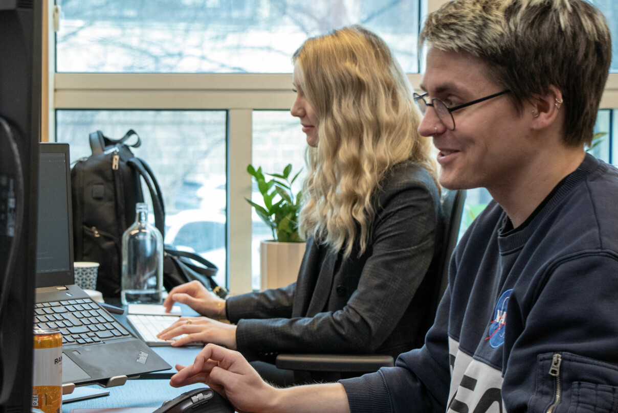 Co-CTO May Helen Storvik og hennes kollega Bård Kristian Haaland-Sørensen jobber mest fra kontoret. 📸: Kurt Lekanger