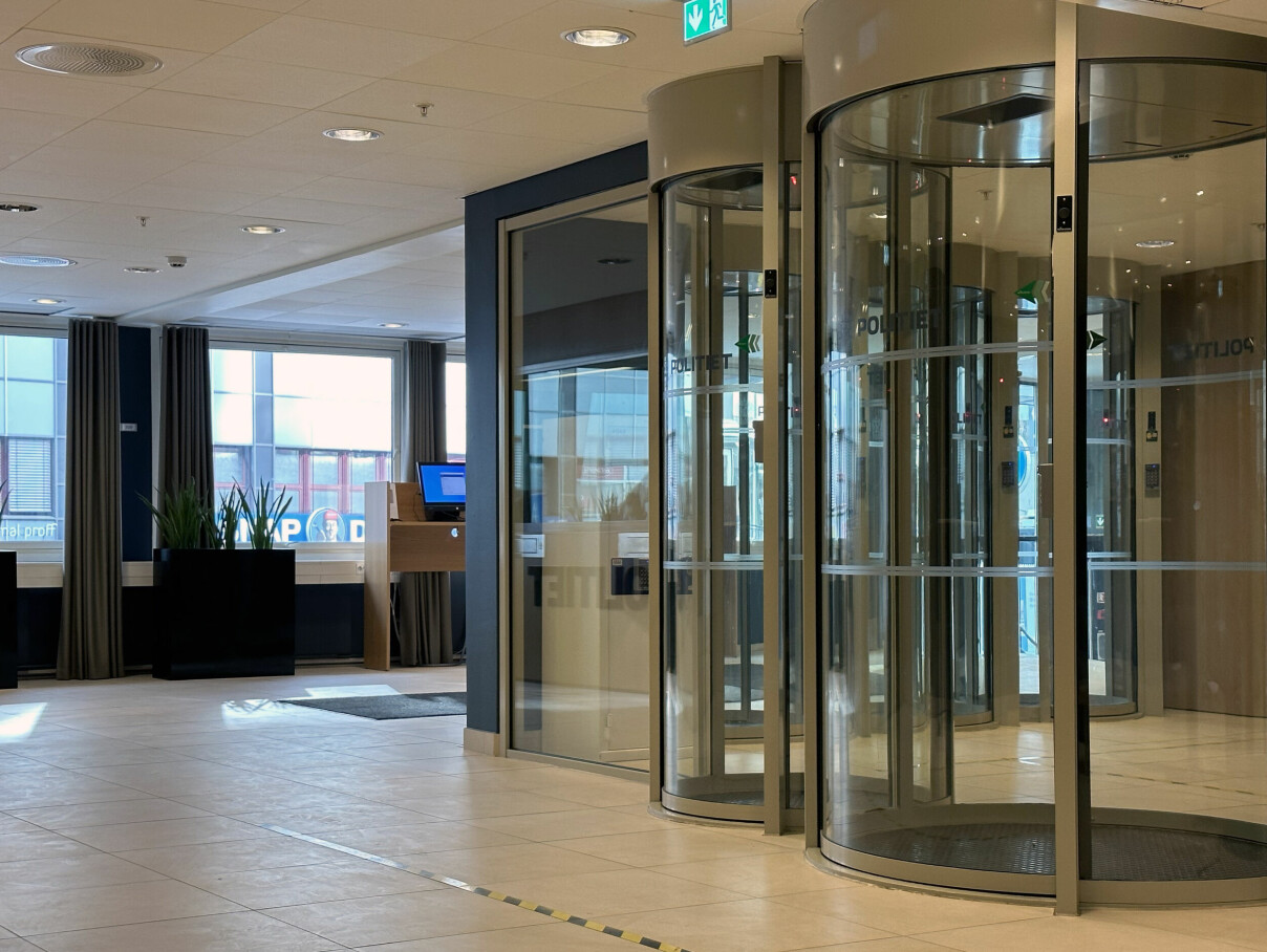 Det er streng adgangskontroll for å komme inn til Politiets IT-enhet, og alle må gjennom disse slusene. 📸: Kurt Lekanger
