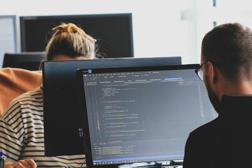 - Det er et så stort stort fokus på oppetid, brukeropplevelsen og minst mulig feilsituasjoner at man heller tar sjangser med sikkerheten, skriver Chris Dale. 📸: Unsplash/Sigmund