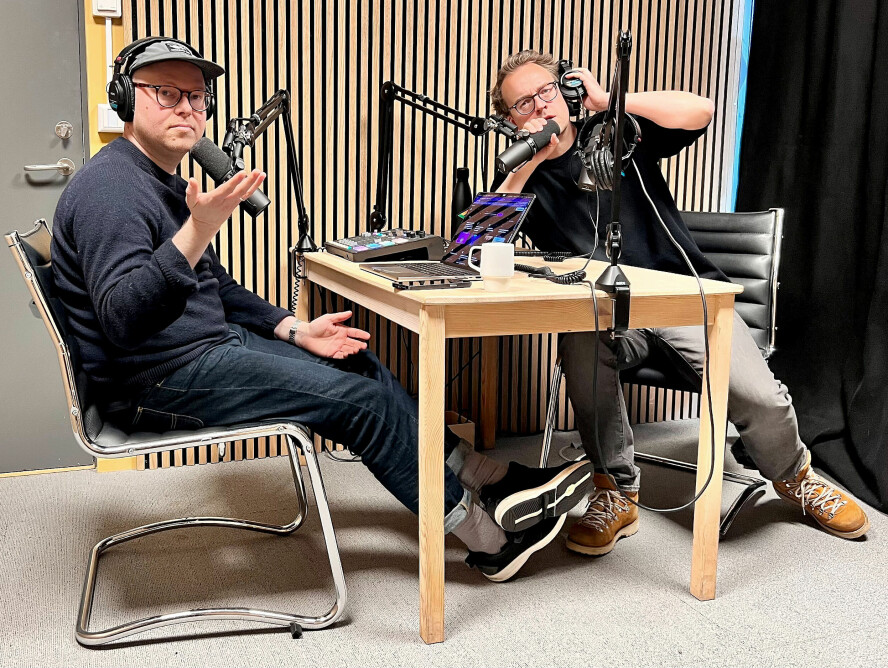 Jørgen og Ole Petter i kode24-timen koser seg på det nye spilevegg-studioet sitt. 📸: Ole Petter Baugerød Stokke