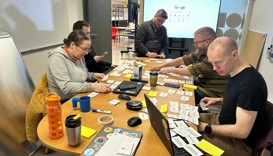 Utviklerne i Oslo Origos 'team kjøremiljø' elsker workshops med lappesortering. Neida. Men ikke alt kan programmeres. 📸: Mira Sjølie