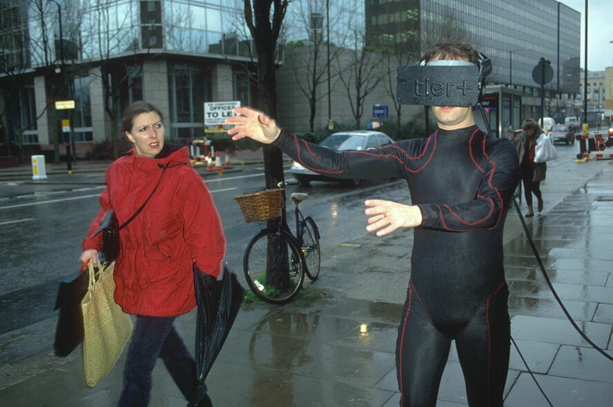 Et av de få bildene av Elton Snusk, nybakt CEO i Tomsconsult, avbilda i Porsgrunns Dagblad i forbindelse med Teknologi, Mote og Briller-dagene arrangert av kjøpesenteret Down Town, høsten 1998. 📸: REX / NTB