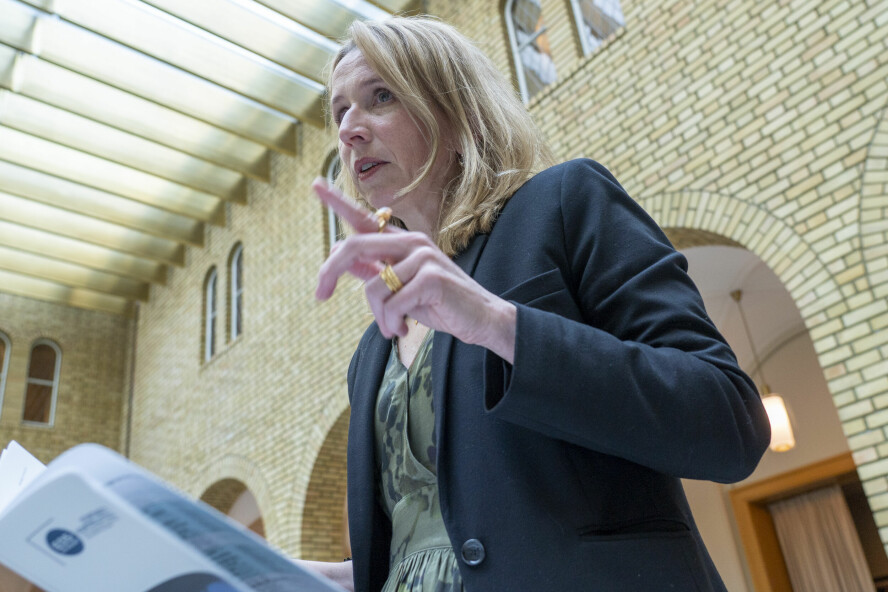 Leder for Stortingets kontrollutvalg for etterretning, overvåking og sikkerhetstjenestene (EOS-utvalget) Astri Aas-Hansen overleverte onsdag årsmeldingen til Stortinget. 📸: Heiko Junge / NTB