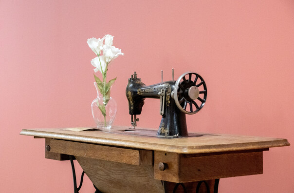 Omtrent alt av møbler og inventar hos Tise er gjenbruk. Denne symaskinen er riktignok bare brukt, ikke gjenbrukt. 📸: Kurt Lekanger