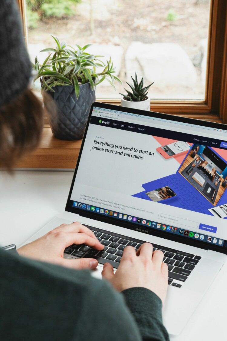 Rasmus Sørensen har analysert hvilke CMS-er norske nettbutikker velger. Shopify er en av dem. 📸: Roberto Cortese / Unsplash