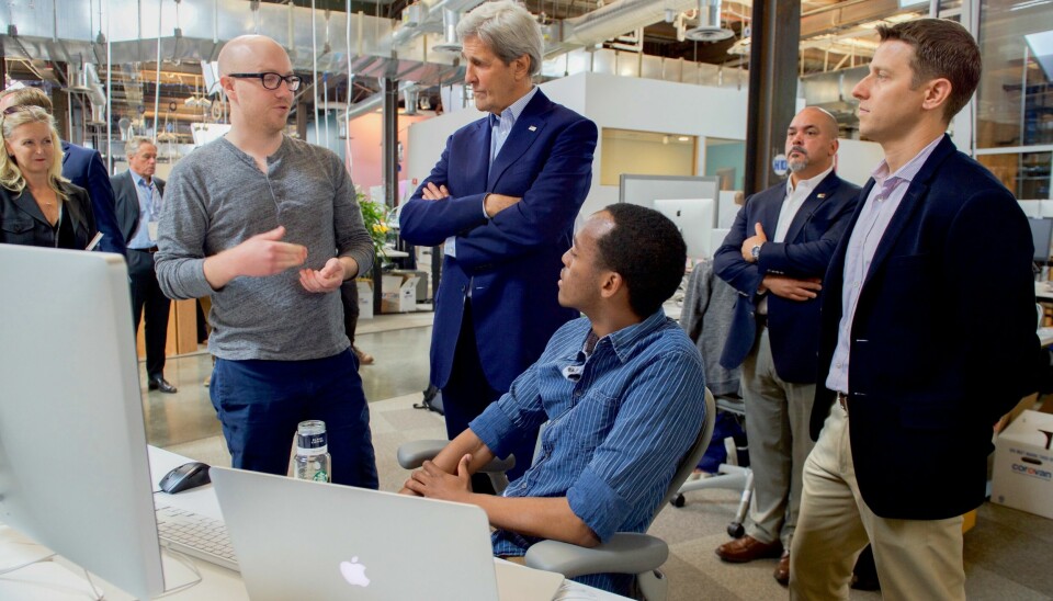 Elon Musk mente det var ti mellomledere per utvikler i Twitter da han tok over i oktober i fjor. Bildet viser da John Kerry fikk omvisning av mellomledere på Facebook i 2016. 📸: NTB