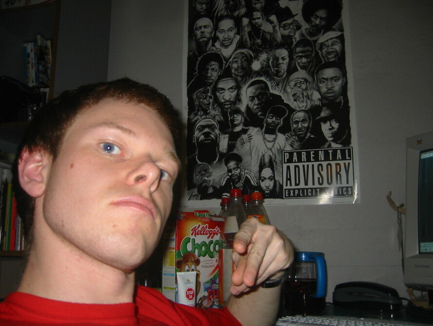2003 tilbrakte jeg i en studentbyleilighet på Grünerløkka, hvor jeg prøvde å assimilere meg til en Oslo-beboer. Som tydeligvis foretrakk Hip-hop, frokostblandingen Chocos Frokost, deodoranten Stop 24 og Solo-brus. 📸: Jørgen Jacobsen