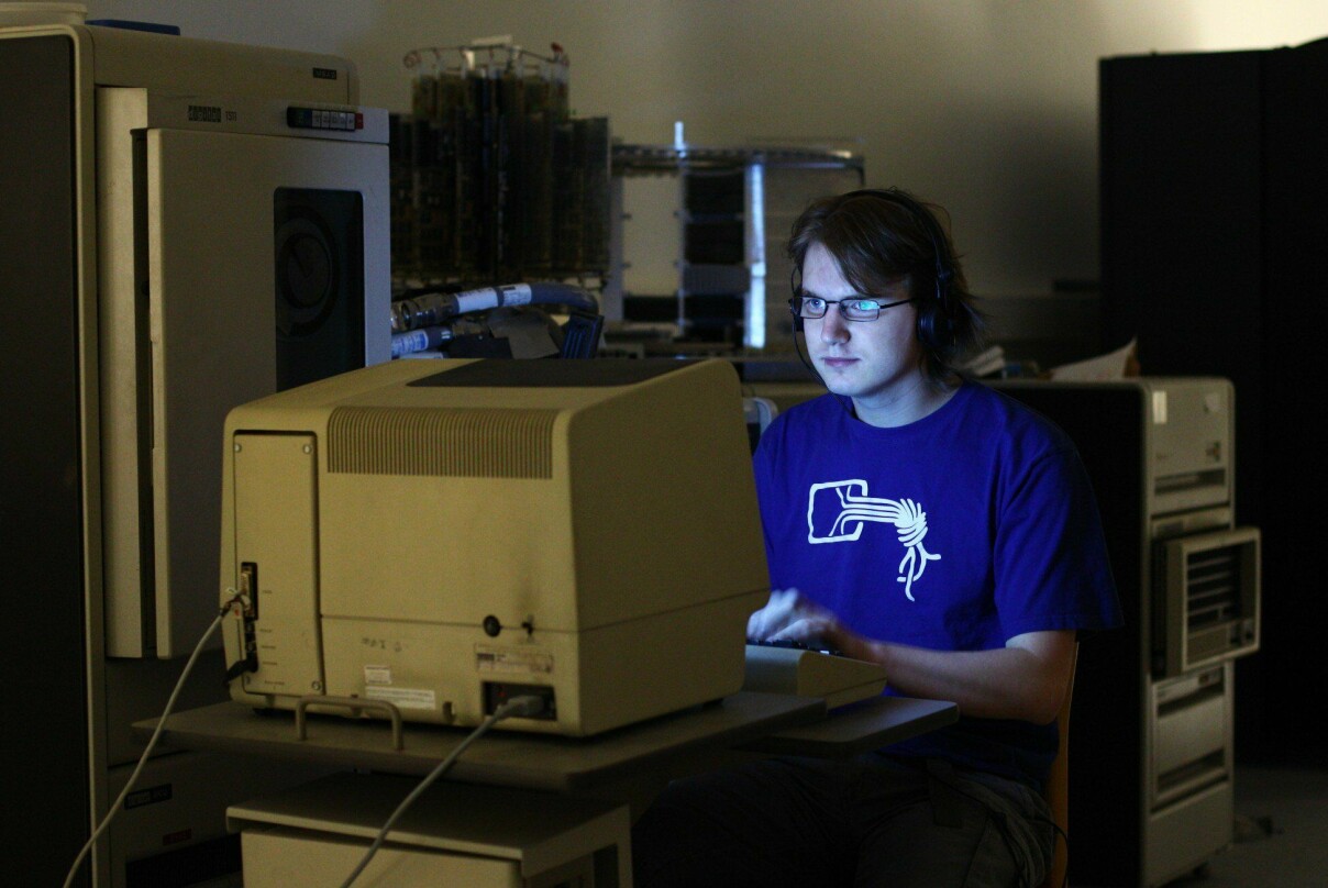 Tore Sinding Bakkedal er fascinert av teknologihistorie og gamle datamaskiner. 📸: Privat