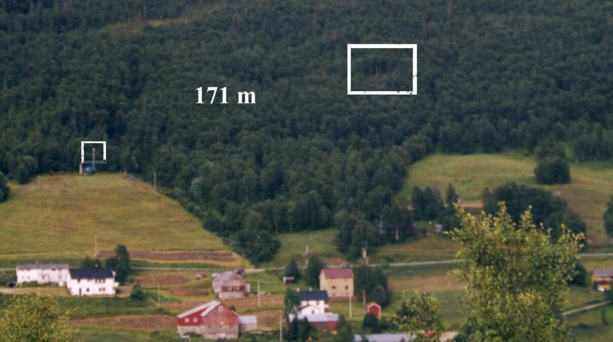 Den såkalte 'Blue Box-en' befinner seg til venstre i bildet, mens en annen stasjon er lokalisert i den store, hvite firkanten til høyre. Nå skal utstyret oppgraderes. 📸: Project Hessdalen