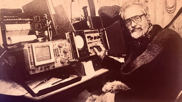 Noe av det gamle utstyret i Blue Box. Mannen på bildet er Dr. J. Allen Hynek, en amerikansk astronom, professor og ufolog som var konsulent for US Air Force og deres Project Blue Book –kodenavnet for et prosjekt for å studere uidentifiserte, flygende objekter. 📸: Project Hessdalen