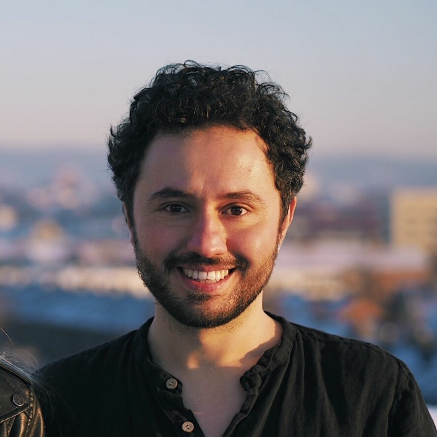Sadan Ekdemir har fått seg ny jobb og tittel som overingeniør eller senior fullstack-utvikler i Computas.