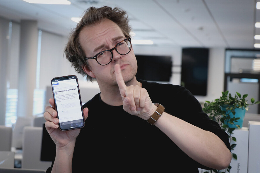 Her svinger jeg fingeren min fram og tilbake med brillene på nesa for å vise at jeg er bedre enn alle andre - for eksempel bedre enn NRK-journalistene som denne uka mente at ChatGPT la ned utviklinga. 📸: Kurt Lekanger