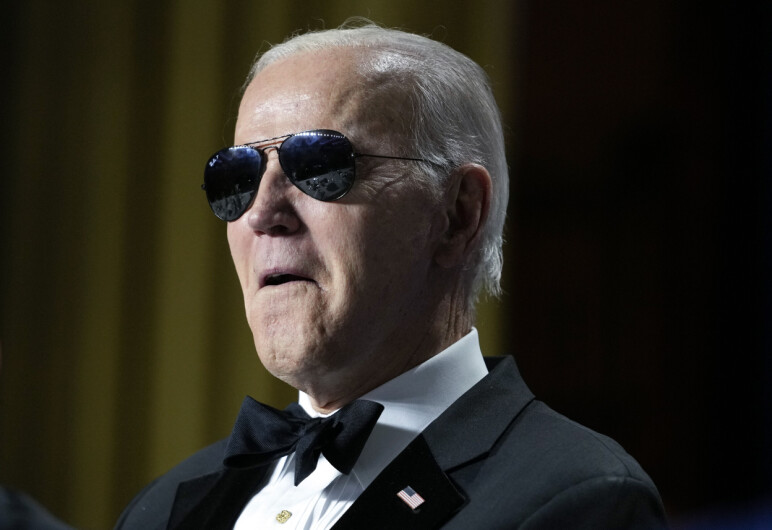 I utgangspunktet var det visepresident Kamala Harris som var vert for møtet. President Joe Biden var til stede en kort periode, ifølge en kilde i Det hvite hus. Her: USAs president Joe Biden spøker på en korrespondentmiddag i Det hvite hus. 📸: AP Photo/Carolyn Kaster