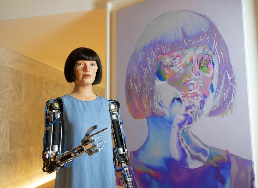 Rapporten tar også for seg utfordringer knyttet til kunstig intelligens, og virtuell virkelighet og såkalte «deepfakes».
Roboten på bildet heter Aii-Daog er verdens første ultrarealistiske robot-kunstner. 📸: Mark Thomas/Shutterstock.
