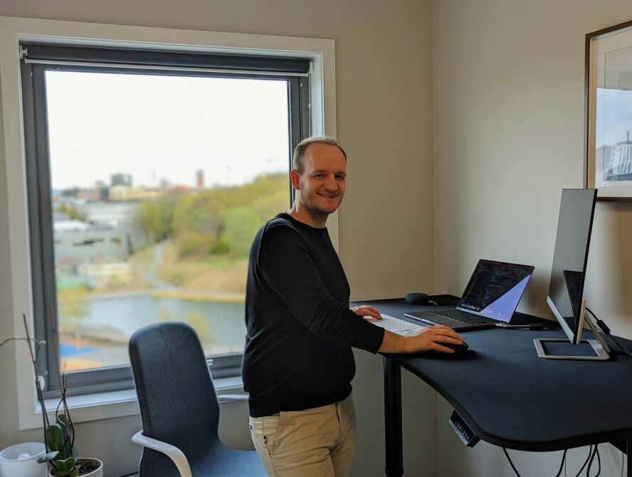 - Som regel er jeg pålogget fra klokken 08:00 og musikken starter da til jeg er ferdig for dagen, forteller Marius Djerv. 📸 : Privat