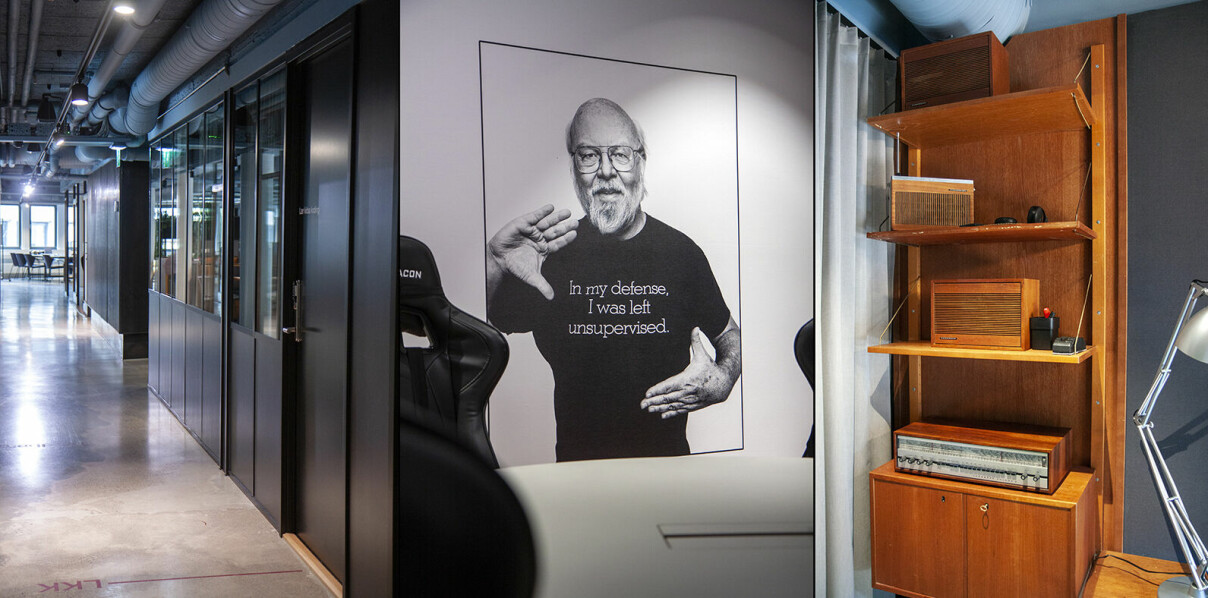 Trenger man bare et lite møterom, er det massevis av dem også. Alle er innredet med ulike temaer, i midten Java-møterommet utsmykket med et bilde av Java-grunnleggeren James Gosling. Bildet til høyre er fra Tandberg-møterommet. 📸: Kurt Lekanger