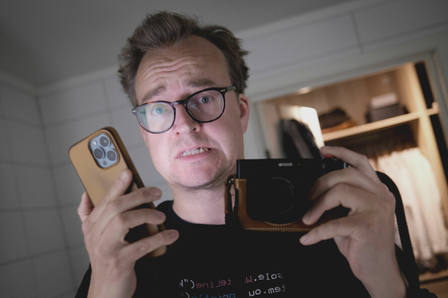 Dette bildet har jeg tatt med et kamera, som du ser i hånda mi. Men det kunne like gjerne vært generert av en AI, skal vi tro mange utviklere der ute. For hva er virkelig, lenger? 📸: Ole Petter Baugerød Stokke