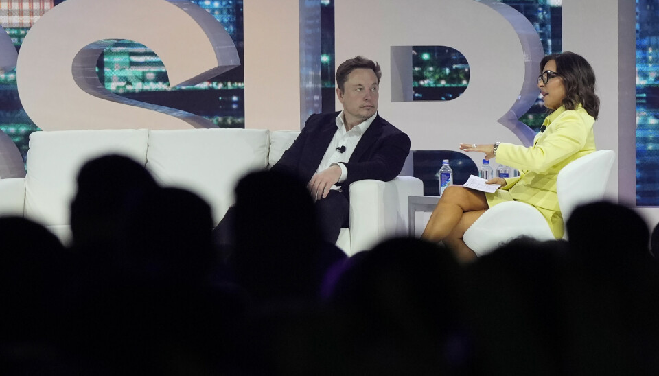 NBC-toppen Linda Yaccarino blir ny Twitter-sjef. Her i samtale med Elon Musk i april. 📸: Rebecca Blackwell / AP / NTB