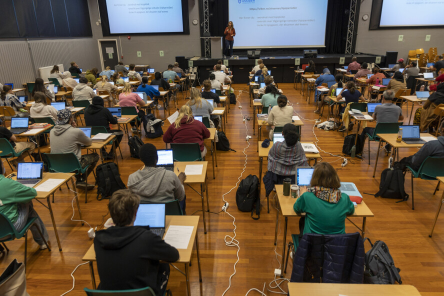 Den skriftlige eksamenen i norsk hovedmål ble mandag preget av voldsomme tekniske problemer. Her fra eksamen i norsk på Åssiden Videregående skole. 📸: Frederik Ringnes / NTB