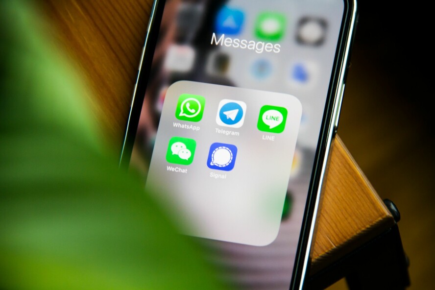 EU vil at alle meldingstjenester må overvåke meldinger på jakt etter overgrepsmateriale - selv meldinger som er kryptert. 📸: Adem AY / Unsplash
