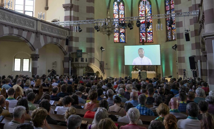 Hundrevis av tyske protestanter er på en gudstjeneste i Bavaria, Tyskland hvor nesten hele var generert av kunstig intelligens. 📸: AP Photo/Matthias Schrader