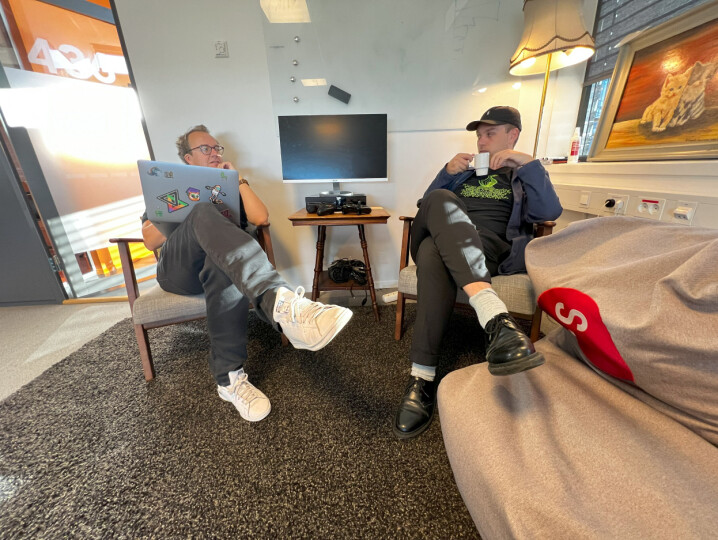 Jørgen Jacobsen i kode24 mener morgenmøter bør tas senere på dagen. Her sitter Ole Petter og Mattis i ett av møtene han ikke vil ha. 📸: Jørgen Jacobsen