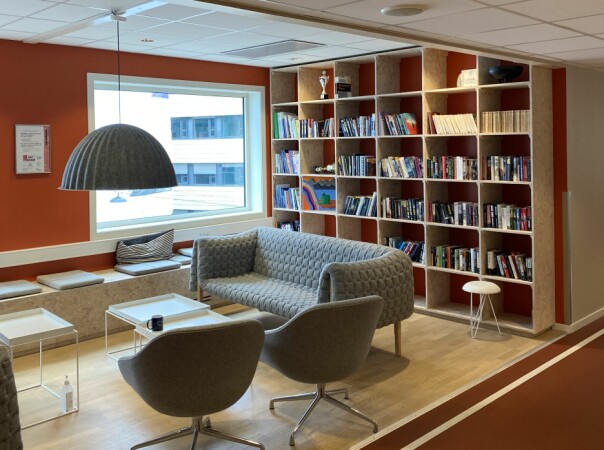 - Her er en slags chill lounge med masse spennende fagbøker, både om programmeringsspråk, metodikk, rammeverk og hva annet som folk er interessert i. Det er faktisk en egen bok-klubb her! forteller Jakobsen. 📸: Privat