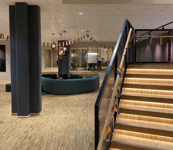 - Dette er en slags lobby/møteplass mellom massevis av møterom, rigget til pride! Var faktisk en liten konsert her forrige uke, sier Jakobsen. 📸: