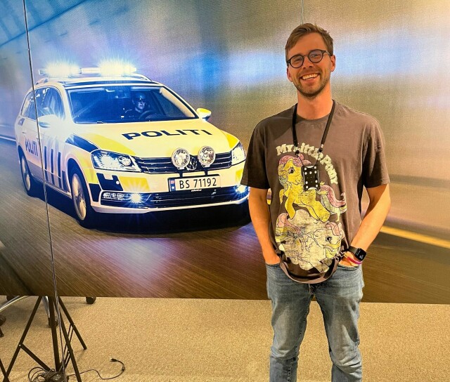 Philip Høeg Eriksen tror det vil bli viktig å lære seg hvordan man får tjenester som chatGPT til å gi konsise forklaringer på det man skulle lure på, fremfor å bruke timesvis på å rote rundt i Stack Overflow. 📸: Politiet