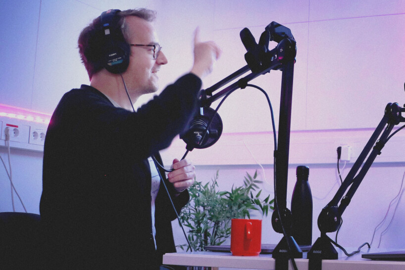 Ole Petter veiver med hendene, alene i kode24-timen-studio. 📸: Ole Petter Baugerød Stokke