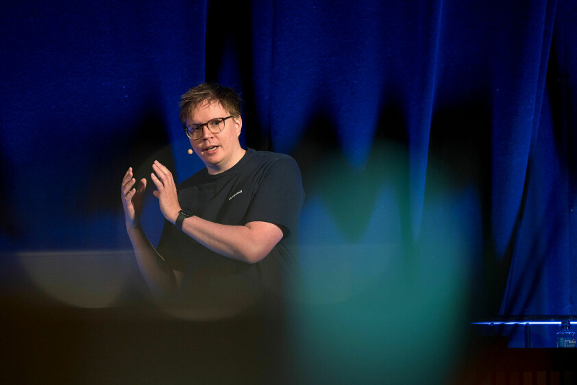 - Ja, på overflaten er det bare naturlig språk og tekst, men ser vi litt lengre, ser vi at det er verdens mest avanserte og fleksible API, skriver Mikael Brevik, her fra årets NDC. 📸: NDC